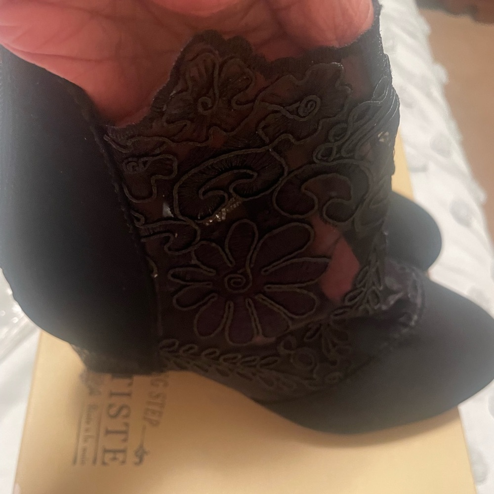 Shoes - Picture 13 of 16